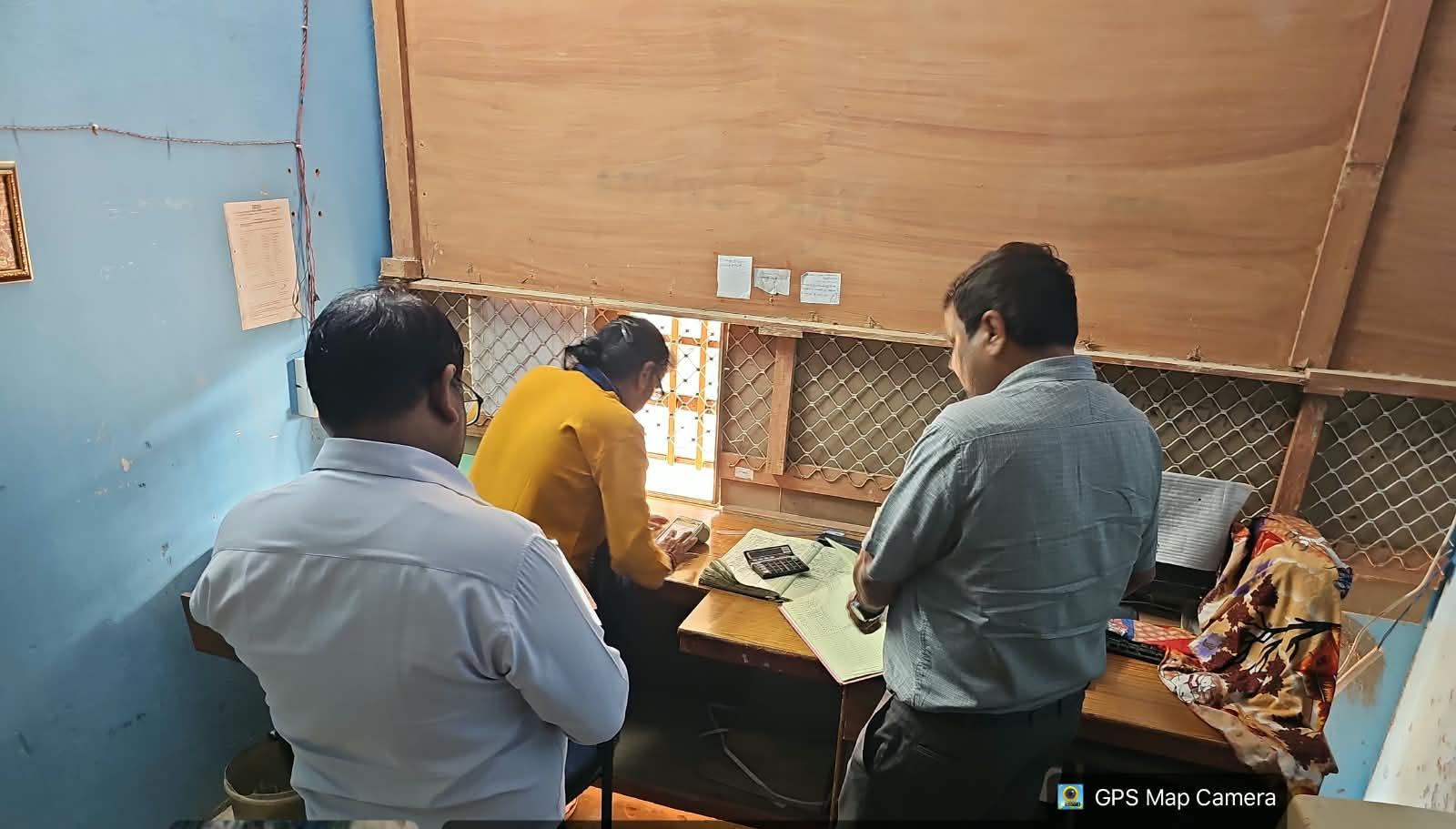रु अमेठी में उर्वरक बिक्री केंद्रों पर छापेमारी, 18 प्रतिष्ठानों की जांचय 14 नमूने लिए ’’अनियमितता मिलने पर चार विक्रेताओं को नोटिस, किसानों का मोबाइल नंबर, खतौनी और फार्मर आईडी दर्ज करना अनिवार्य