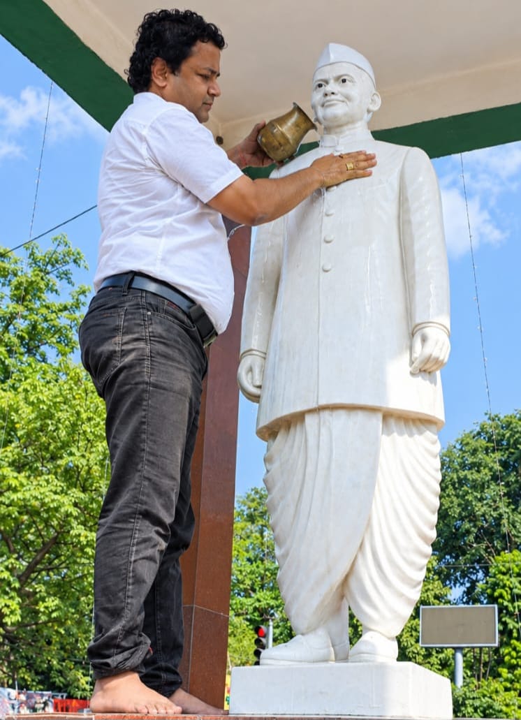 मेडिकल चैराहे पर शास्त्री प्रतिमा को गंगाजल से किया गया शुद्ध