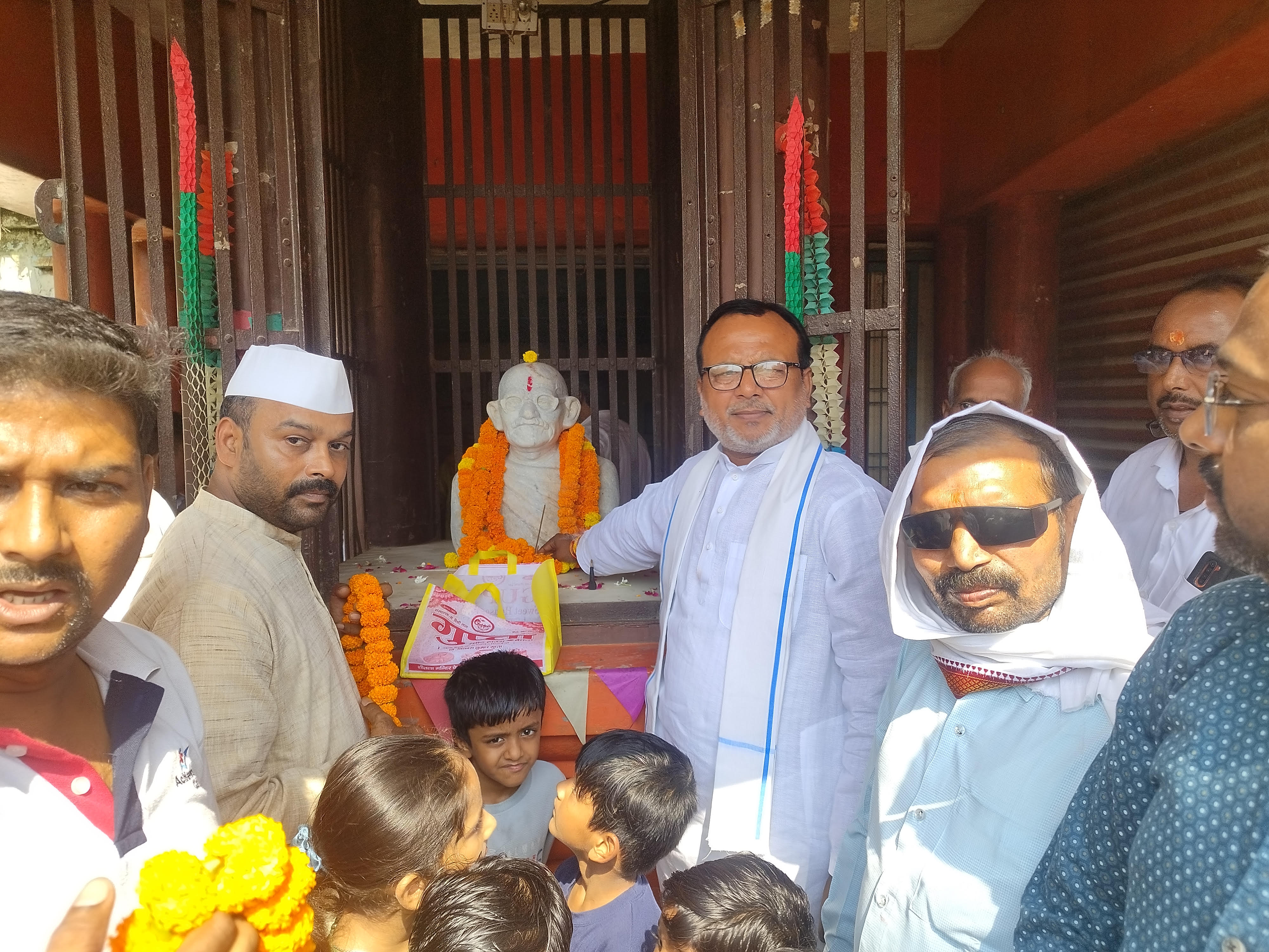गांधी जयंती पर भाजपा नेता मनोज जायसवाल ने पुष्पांजलि अर्पित की