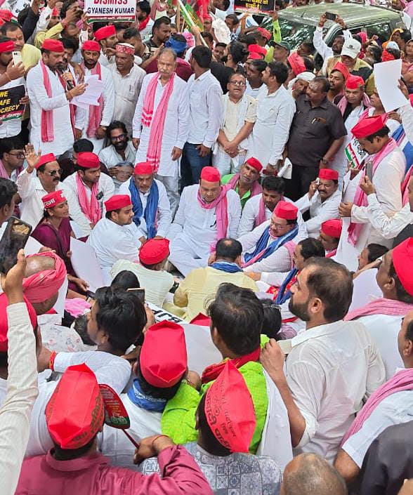 समाजवादी पार्टी पीडीए मार्च निकालकर मुख्य चुनाव आयुक्त का मांगा इस्तीफा