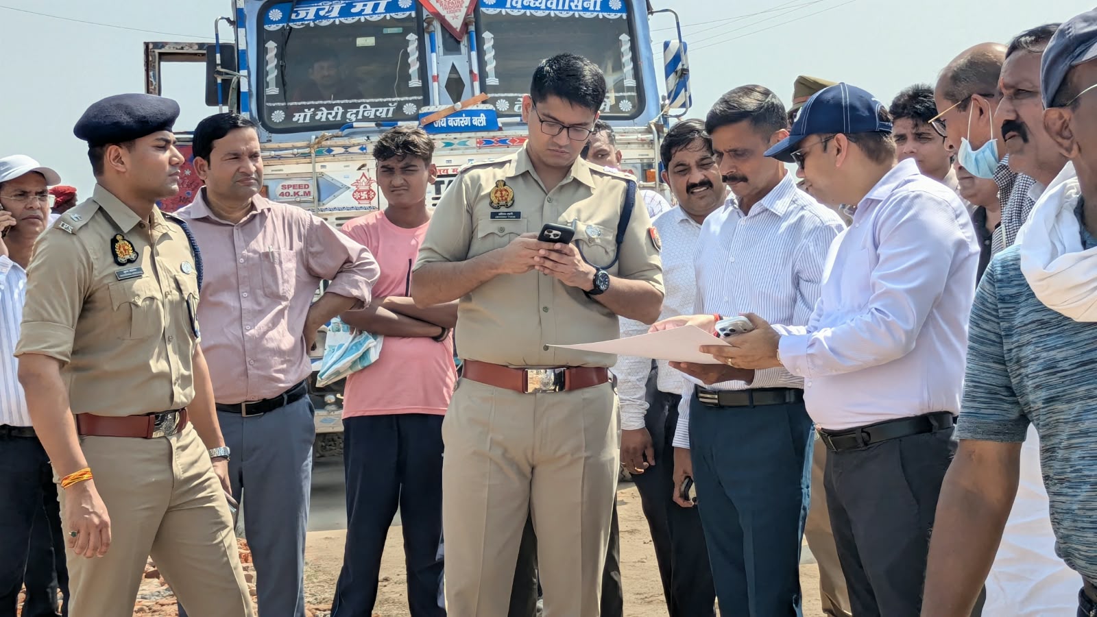 मंडलायुक्त, डीएम, एसपी सीईपीसी पदाधिकारियों ने अंतर्राष्ट्रीय कालीन मेला स्थल सहित हेलीपैड का किया निरीक्षण