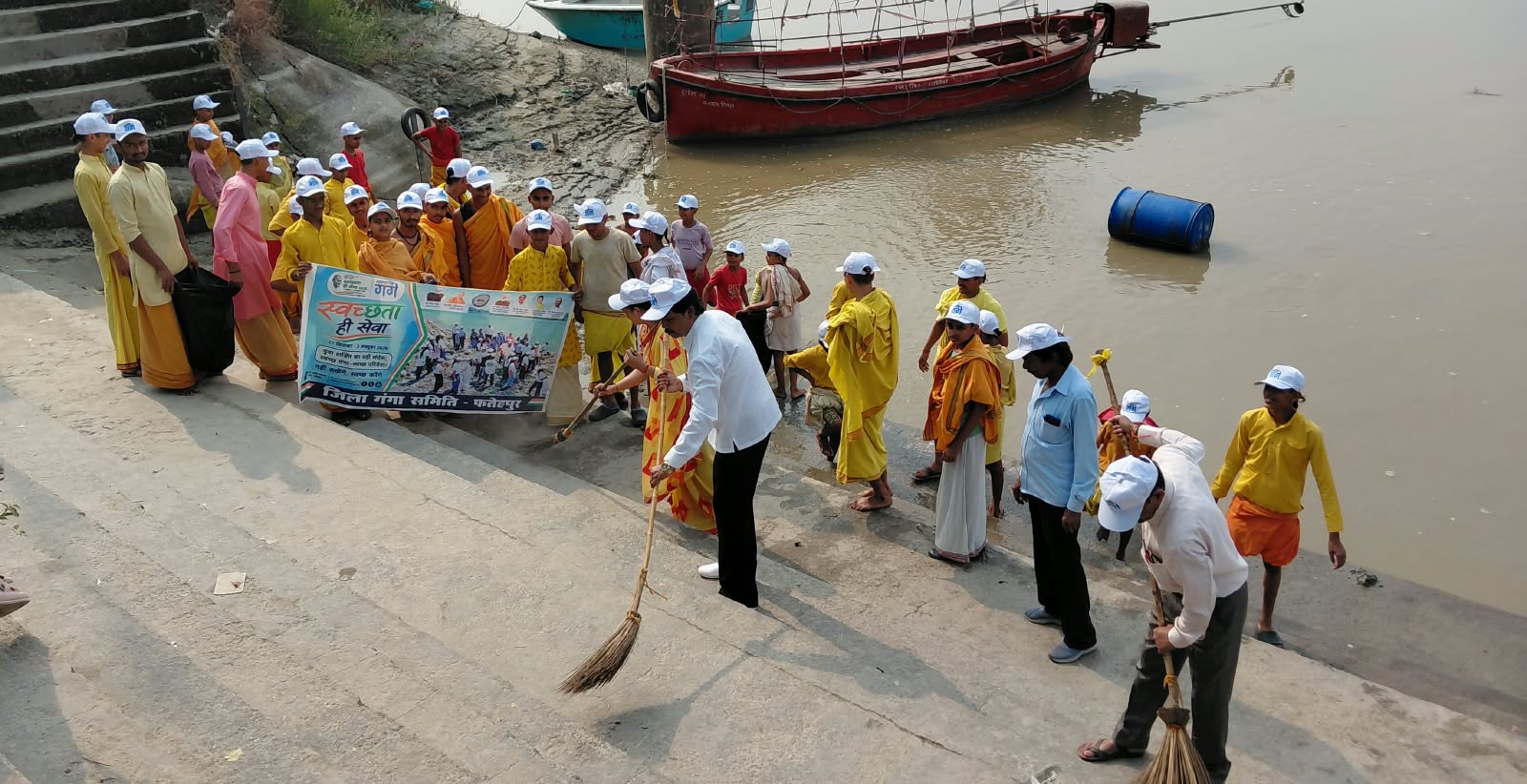 स्वच्छता ही सेवा अभियान के तहत ओम घाट पर चला सफाई अभियान - डीपीओ ज्ञान तिवारी ने विद्यार्थियों और आमजन को दिलाई स्वच्छता की शपथ