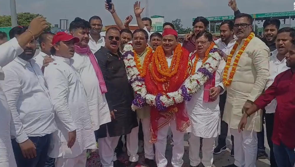 मीरजापुर में सपा जिलाध्यक्ष अशोक यादव का जोरदार स्वागत, कार्यकर्ताओं ने जगह-जगह रोका काफिला