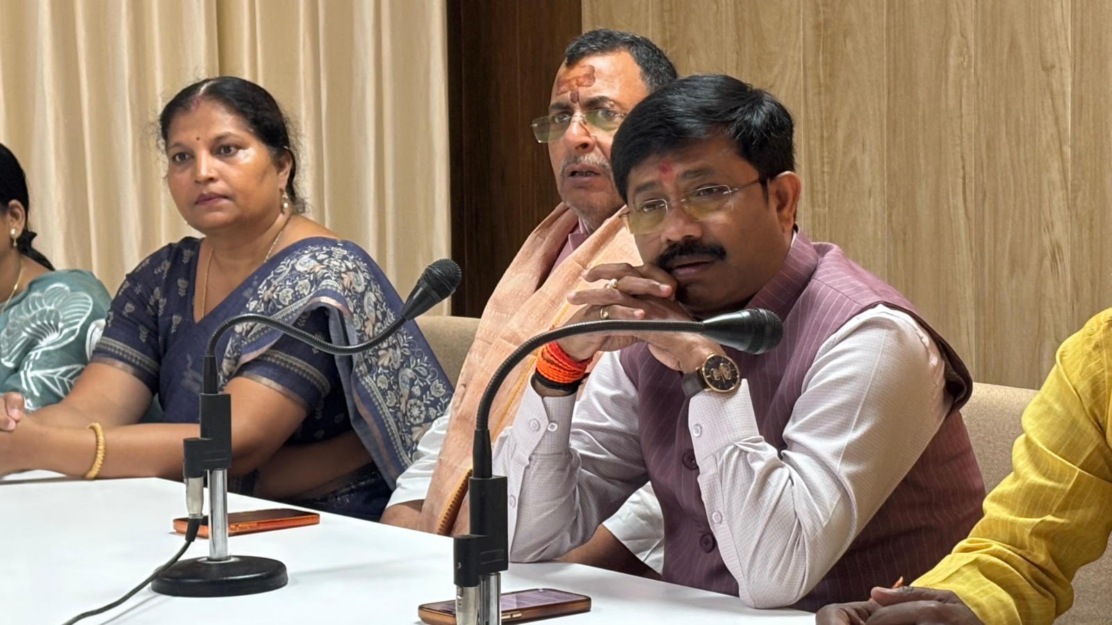 मुख्यमंत्री के आगमन पर अष्टभुजा डाक बंगले में प्रभारी मंत्री नन्दी ने की समीक्षा बैठक, कहा- लापरवाही बर्दाश्त नहीं