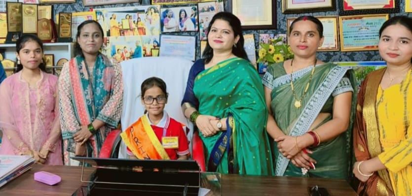 प्राथमिक विद्यालय अस्ति में बालिकाओं ने संभाली प्रधानाध्यापिका और डीएम की भूमिका