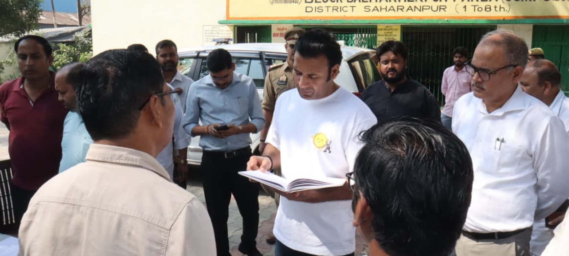 डीएम ने मनोहरपुर विद्यालय में बूथों का निरीक्षण किया, 18 वर्ष के युवाओं का फॉर्म-6 भरवाने के निर्देश