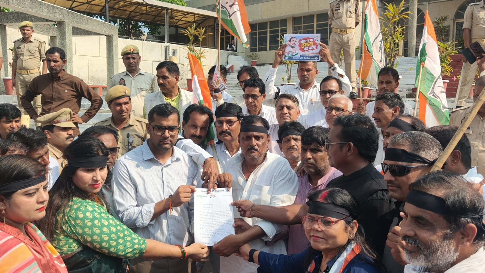 राहुल गांधी और खड़गे को हिरासत में लेने के विरोध में सड़कों पर उतरी कांग्रेस, कलेक्ट्रेट पर प्रदर्शन कर सौंपा ज्ञापन