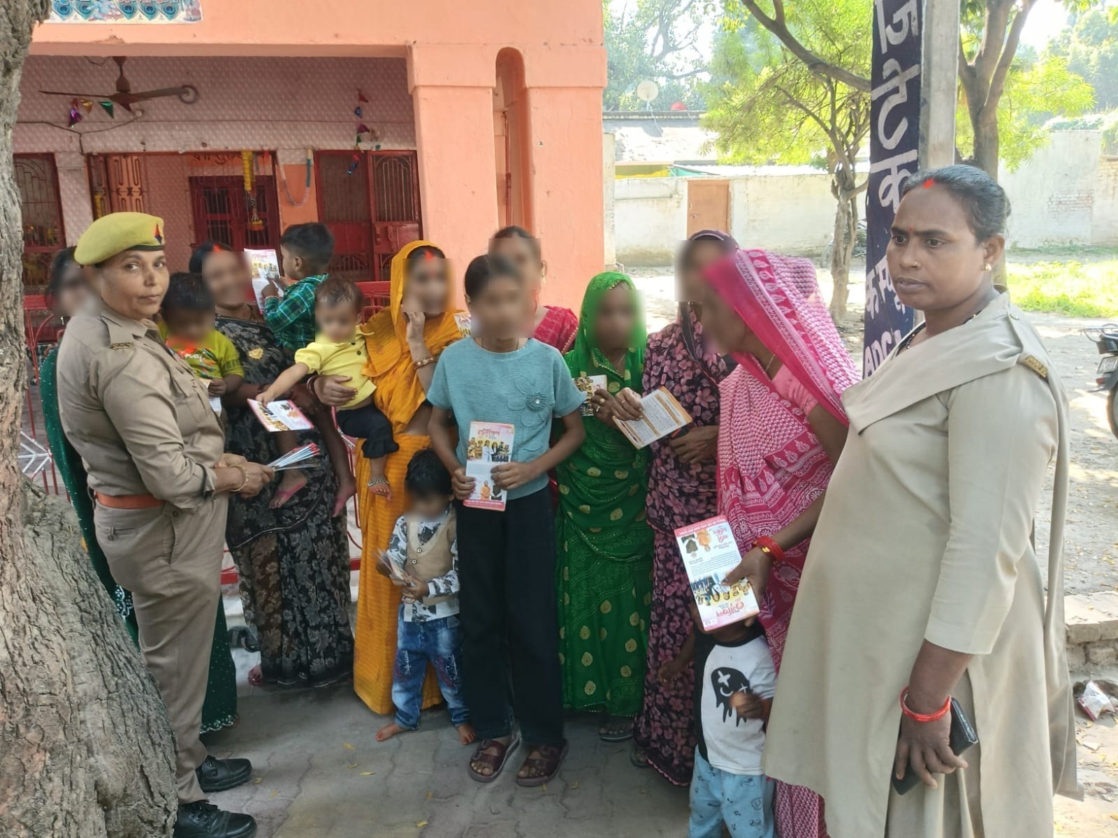 भदोही में श्मिशन शक्तिश् अभियान के तहत महिलाओं को किया जागरूक एंटी रोमियो टीमों ने कानूनी अधिकार, सुरक्षा उपाय और हेल्पलाइन नंबर बताए।