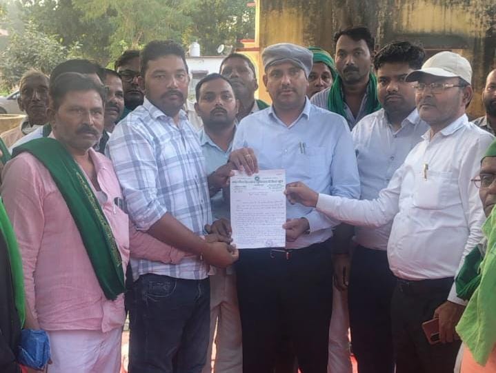 धाता में सड़कों की बदहाली पर भाकियू टिकैत ने सौंपा ज्ञापन