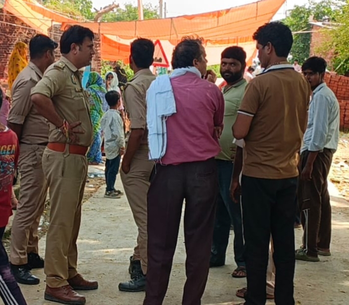 मुरादगंज में गैस सिलेंडर ब्लास्ट में दो युवकों की मौत के बाद मुआवजे की मांग पर अड़े परिजन एडीएम व एएसपी के अथक प्रयास के बाद हुआ अंतिम संस्कार