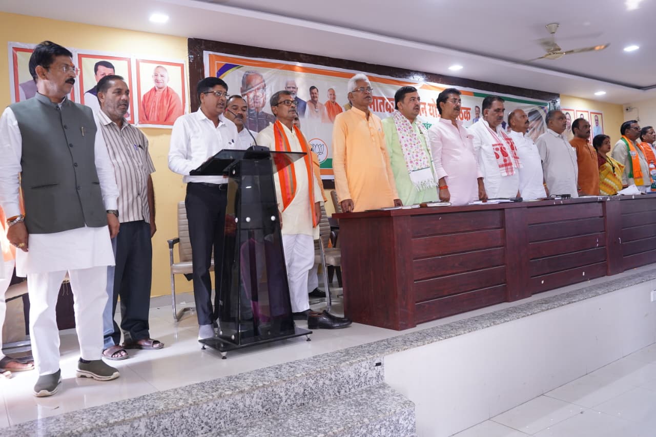 भाजपा प्रत्याशी अशोक राठौर का पर्चा दाखिला पांच को बैठक में बनी विजय परचम लहराने की रणनीति इलाहाबाद - झांसी स्नातक क्षेत्र भाजपा प्रत्याशी अशोक राठौर का हुआ भव्य स्वागत, अभिनंदन