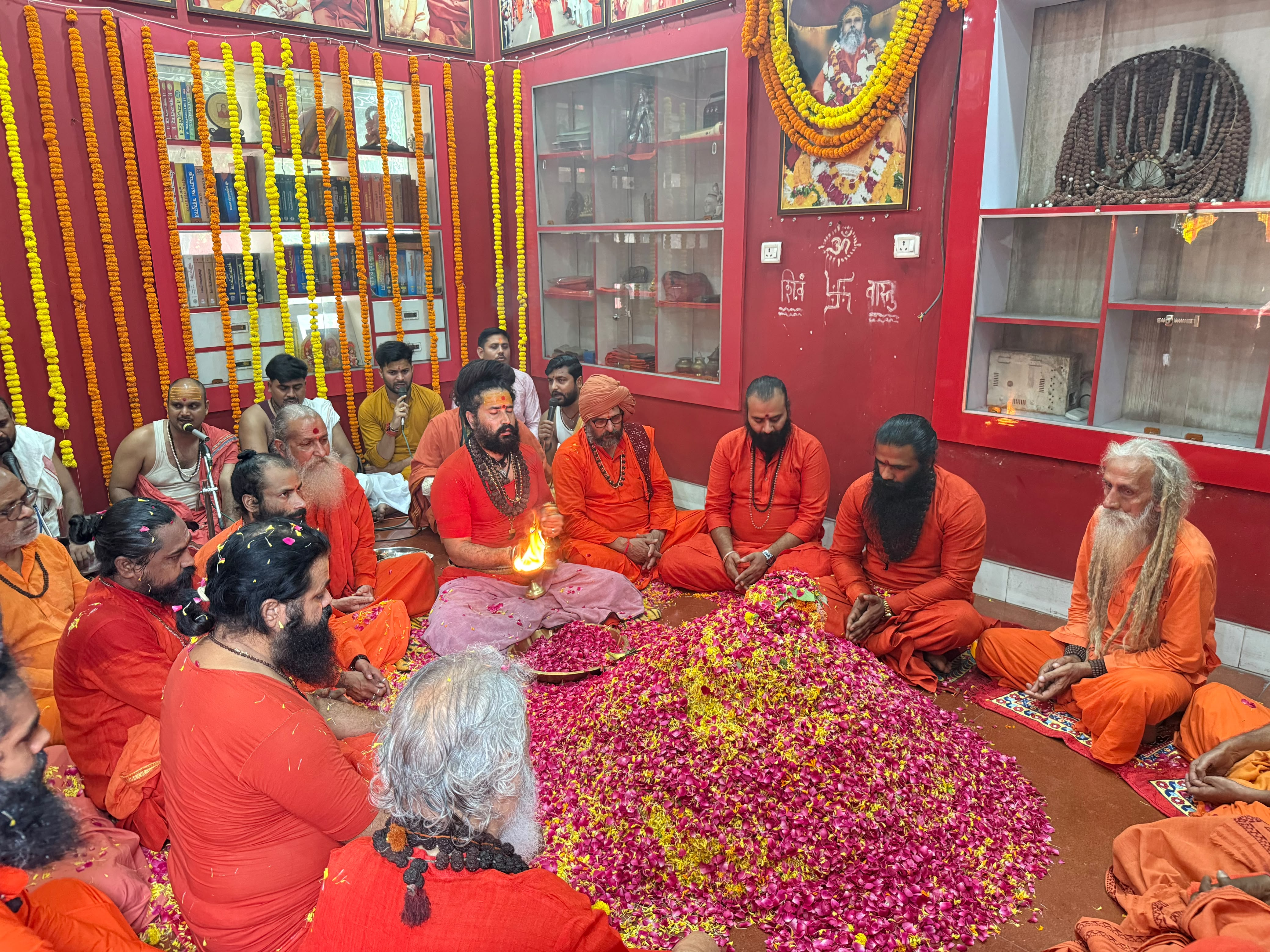 पूज्य गुरुदेव महंत नरेंद्र गिरि की पांचवीं पुण्य स्मरण बेला पर समाधि पूजन, देशभर से जुटे साधु-संत