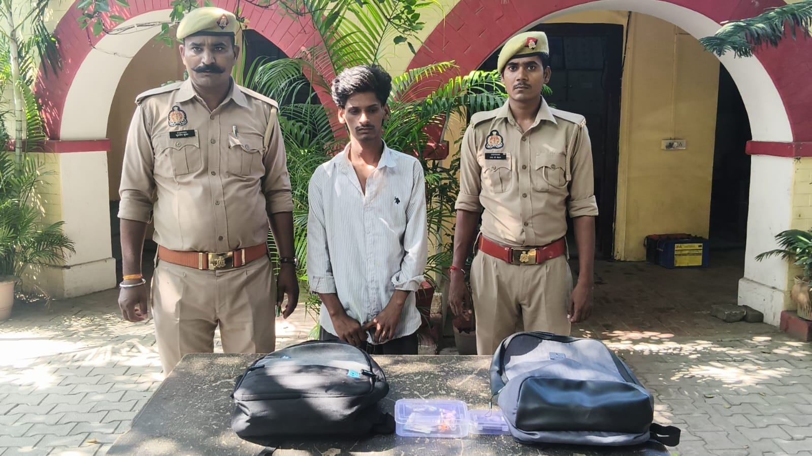 कोतवाली सदर पुलिस द्वारा घर में चोरी की घटना का सफल अनावरण: 01 अभियुक्त गिरफ्तार व 01 बाल अपचारी पुलिस अभिरक्षा में, चोरी के 03 लैपटॉप, लड्डू गोपाल की मूर्ति व नगदी बरामद