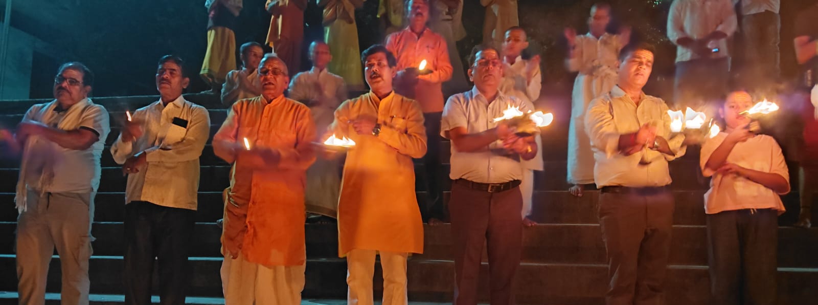 अमावस्या पर ओमघाट में हुई गंगा आरती, भक्तों ने किया दीपदान