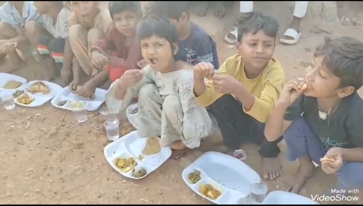 जहां भूख, वहीं सेवा का संकल्प; आसरा सोसाइटी ने जरूरतमंद बच्चों को कराया भोजन”  सेवा की थाली से बच्चों के चेहरों पर लौटी मुस्कान