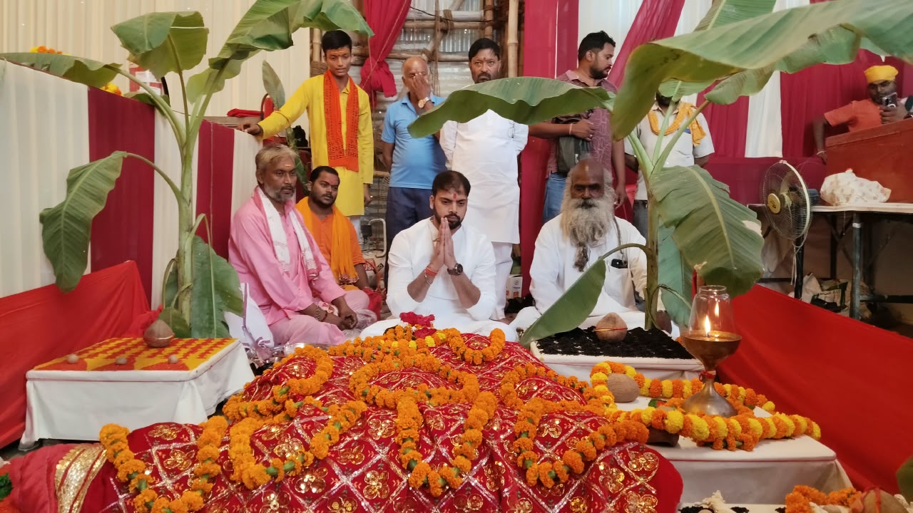 गोपीगंज में दुर्गा प्रतिमाओं की प्राण प्रतिष्ठा, पूजन शुरूरू पूर्व विधायक उदयभान सिंह के बेटे आशीष सिंह ने की आरती