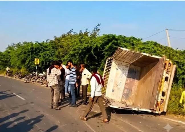 अनियंत्रित पिकअप पलटी, नौ मजदूर जख्मी
