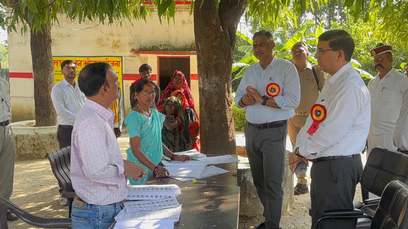 युवा मतदाताओं के पंजीकरण के लिए बूथों पर लगा कैंप, डीएम ने किया निरीक्षण