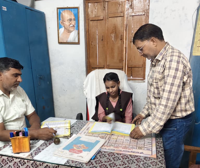 एक दिन की प्रधानाध्यापिका बनीं कक्षा आठ की छात्रा प्रीती, जांची व्यवस्थाएं