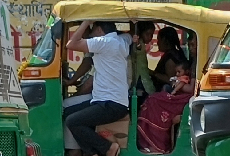 बकेवर में ओवरलोड ऑटो से बढ़ा हादसे का खतरा, चेकिंग अभियान की मांग फोटो 955