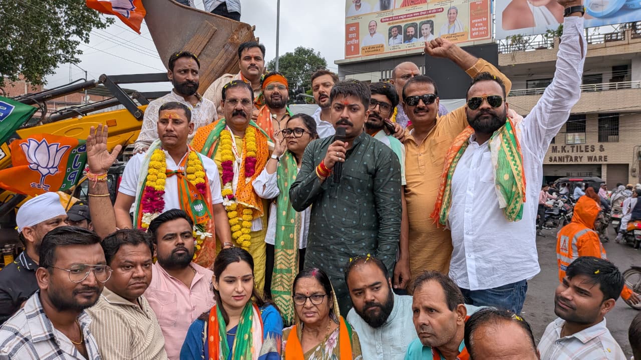 सेवा संकल्प यात्रा का बीकेडी चौराहा पर भव्य स्वागत  परन शर्मा के नेतृत्व में सैकड़ों युवाओं ने पुष्पवर्षा कर किया अभिनंदन