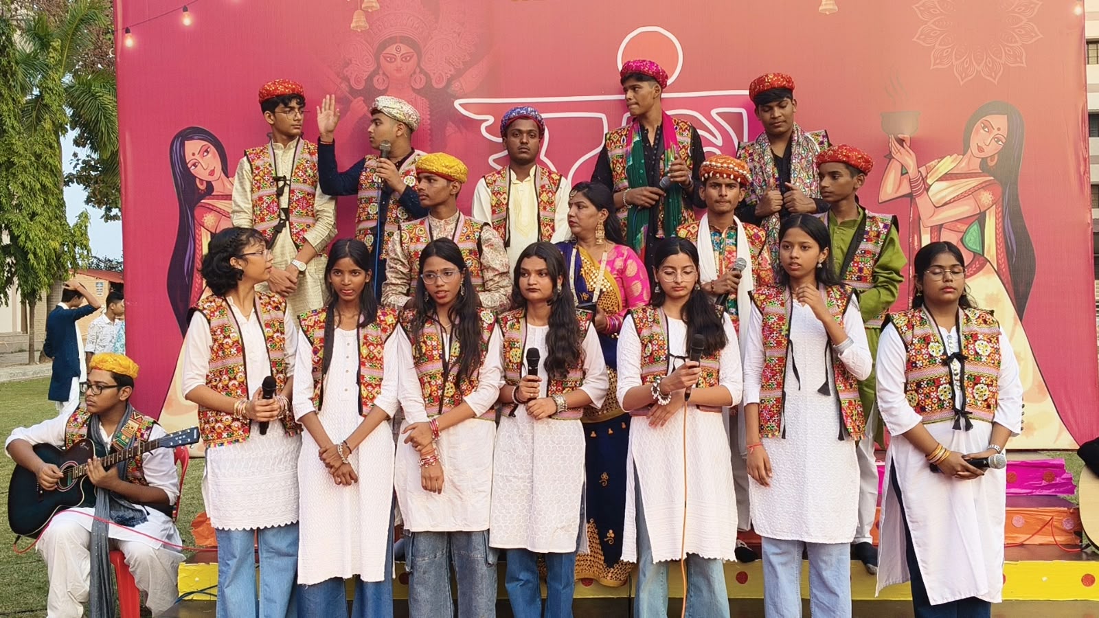 हैप्पी मॉडल स्कूल में गरबा-डांडिया की धूम, सांस्कृतिक प्रस्तुतियों ने मोहा मन