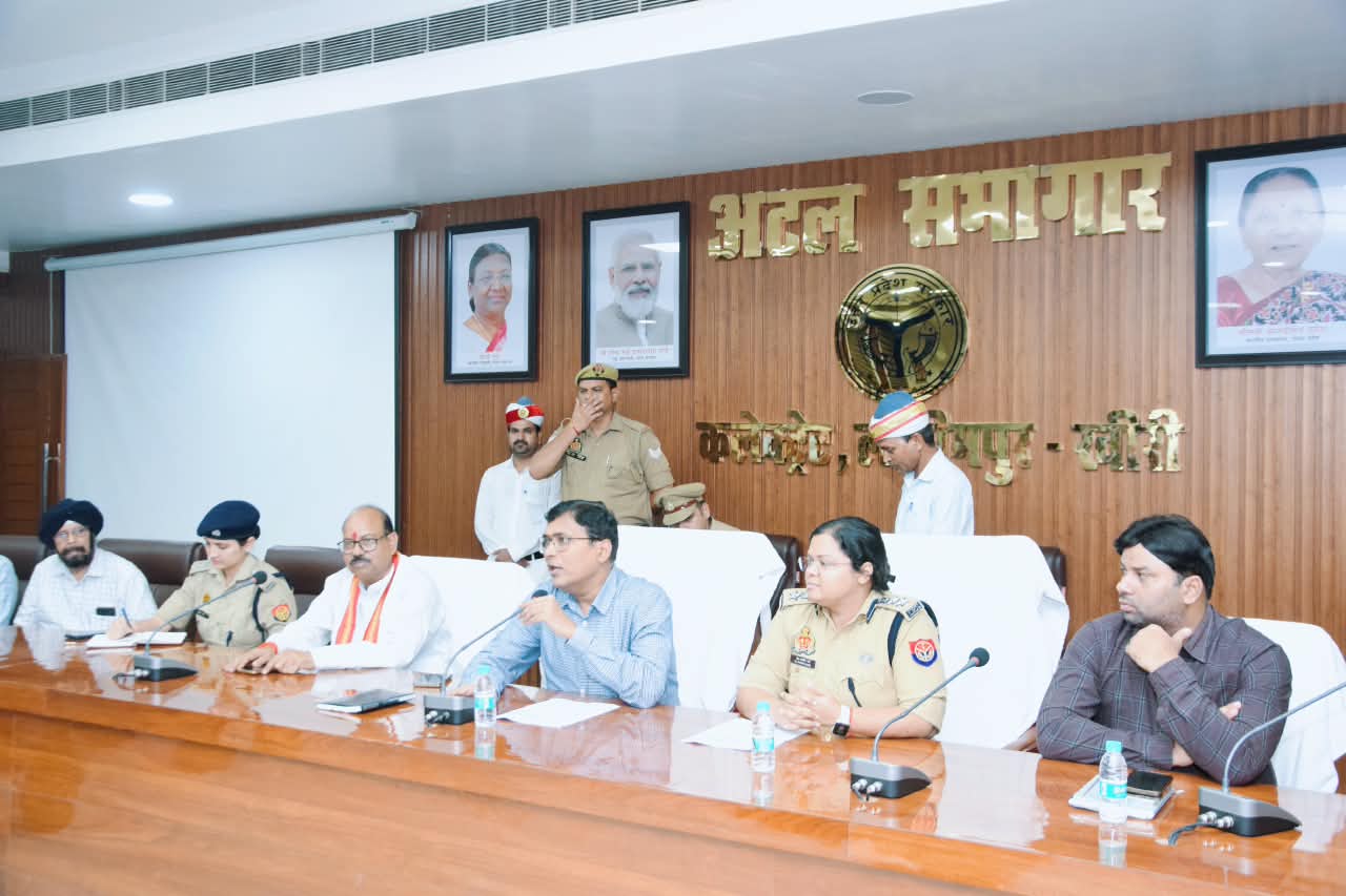 विद्यालयों में सुरक्षा व्यवस्था होगी और मजबूत, डीएम-एसपी ने दिए कड़े निर्देश  डीएम-एसपी ने स्कूल प्रबंधकों को दिए कड़े निर्देश, 16 बिंदुओं की चेकलिस्ट से होगा सुरक्षा ऑडिटय पैनिक बटन, सीसीटीवी और स्टाफ सत्यापन अनिवार्य