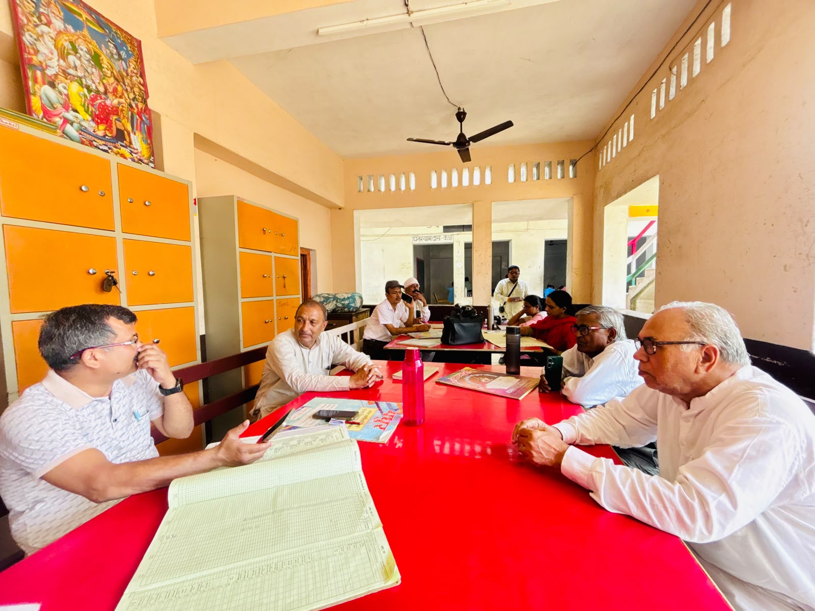 समस्याओं के निस्तारण पर रहेगा जोर रू शिवशंकर पटेल इलाहाबाद - झांसी  स्नातक एमएलसी चुनाव के निर्दलीय प्रत्याशी ने प्रयागराज में स्नातक मतदाताओं से मिले, मांगा अपने पक्ष में वोट
