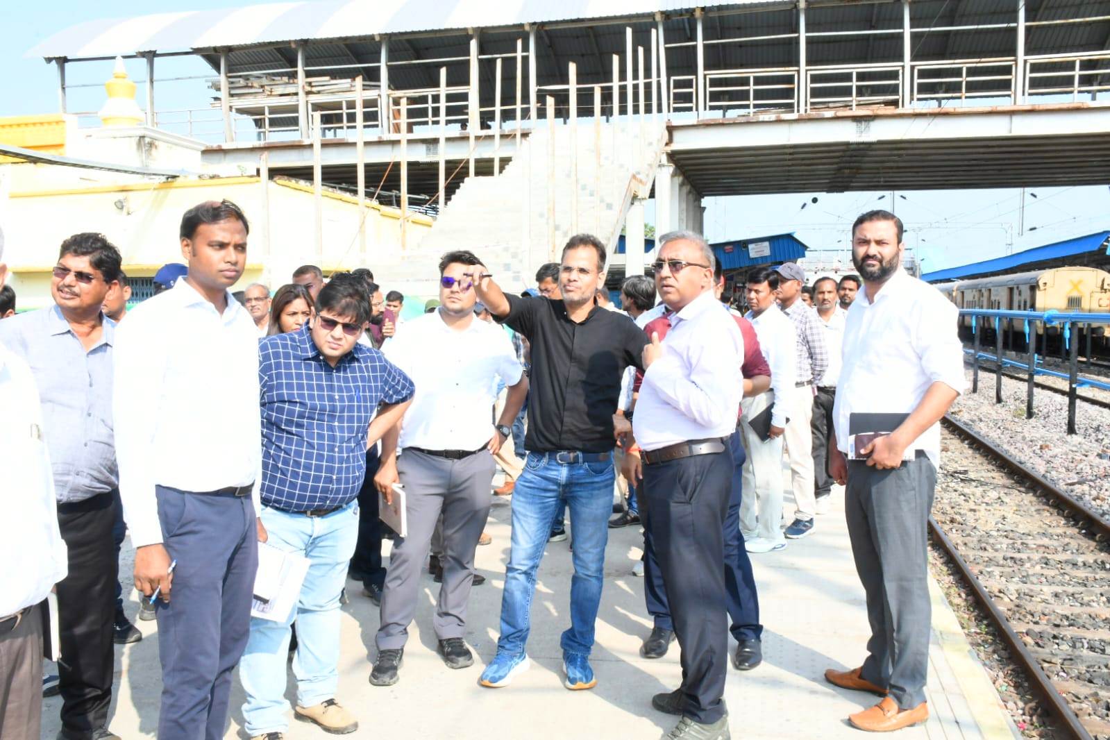 ट्रैक, सिग्नल और फाटकों की संरक्षा परखने गोण्डा-बढ़नी रूट पर उतरे डीआरएम, गेटमैन का लिया इम्तिहान सिग्नल प्रणाली और फाटकों की गहन पड़ताल; बढ़नी में निर्माणाधीन एफओबी का काम जल्द पूरा करने की दी हिदायत