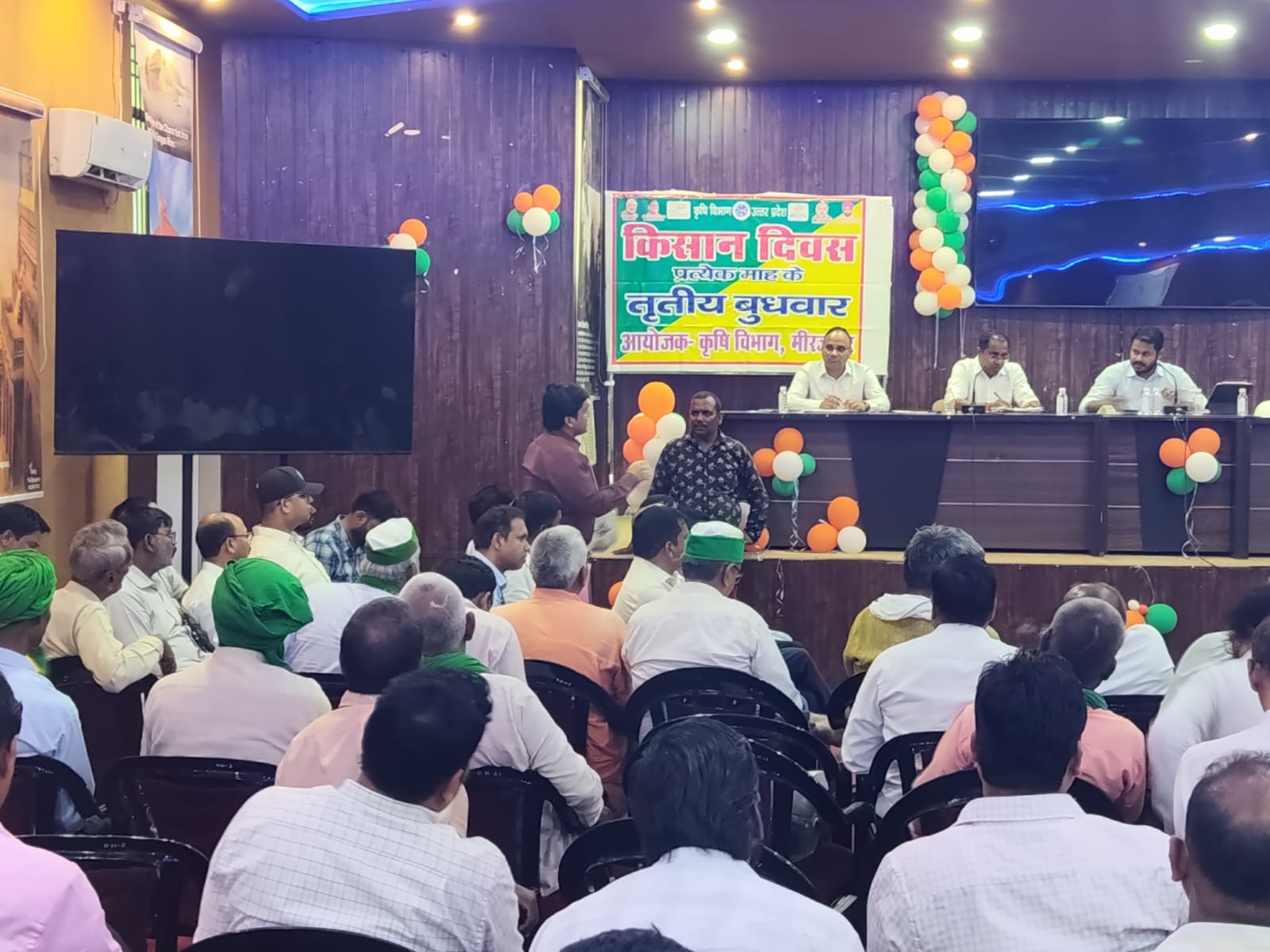 सीडीओ ने किसान दिवस में आए कृषकों की सुनी समस्याएं