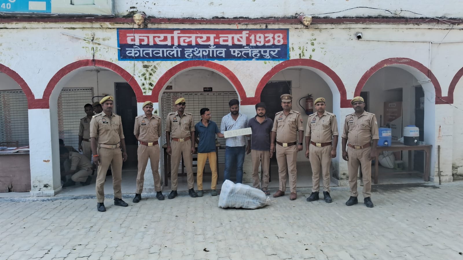 अनूप कुमार द्विवेदी निवासी असोथर सहित 2 अन्य जनपद के आरोपी गिरफ्त में  हथगाम पुलिस ने 19 किलो गांजा, महिंद्रा टीयूवी और कूटरचित नंबर प्लेट बरामद की