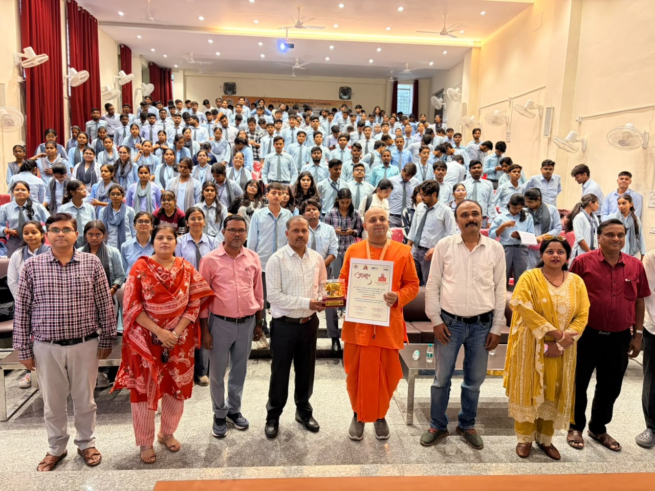 ‘आर्ट ऑफ स्मार्ट वर्क’ से विद्यार्थियों ने सीखे समय प्रबंधन और सफलता के मंत्र आईईटी के स्टूडेंट इंडक्शन प्रोग्राम में इस्कॉन के गोविंद दास प्रभु ने स्मार्ट वर्क