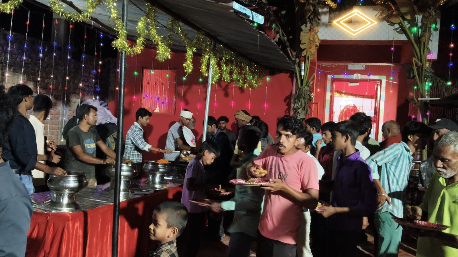 माँ शीतला मंदिर पर भव्य भंडारे का आयोजन, हजारों श्रद्धालुओं ने ग्रहण किया महाप्रसाद