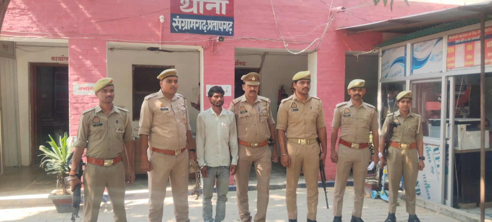 साड़ी के फंदे से लटकते मिले दोनों के शव, पुलिस ने पति को हिरासत में लेकर शुरू की पूछताछ।
