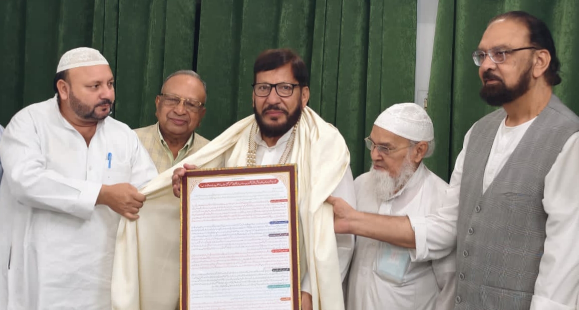 देवबंद : डॉक्टरेट की मानद उपाधि मिलने पर सय्यद वजाहत शाह का किया सम्मान