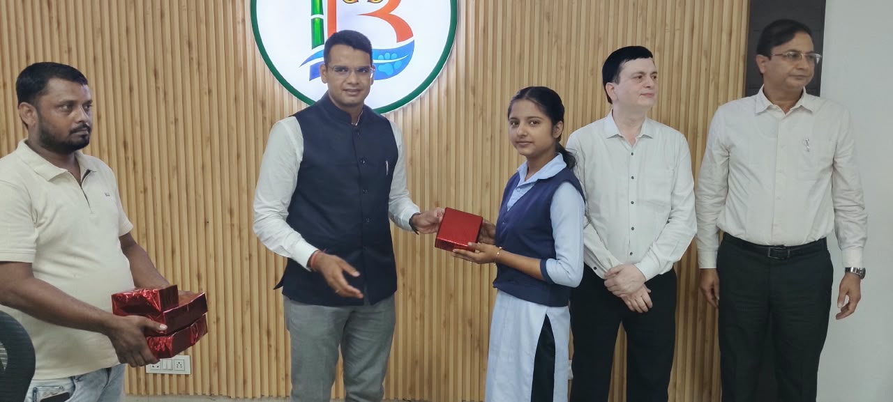 *राष्ट्रपिता महात्मा गांधी एवं पूर्व प्रधानमंत्री लाल बहादुर शास्त्री की जयंती पर कलेक्ट्रेट में आयोजित हुई गोष्ठी*  *डीएम डॉ. विपिन कुमार जैन ने दोनों महान विभूतियों के चित्र पर माल्यार्पण कर किया नमन*