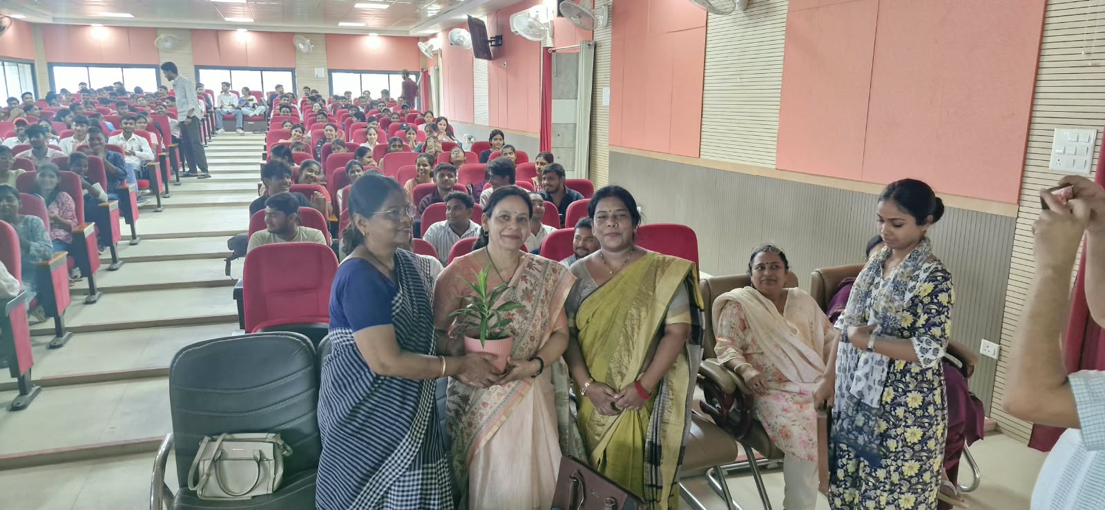 सी.एम.पी. डिग्री कॉलेज में ष्भारतीय ज्ञान परंपराष् पर विशेष व्याख्यान आयोजित