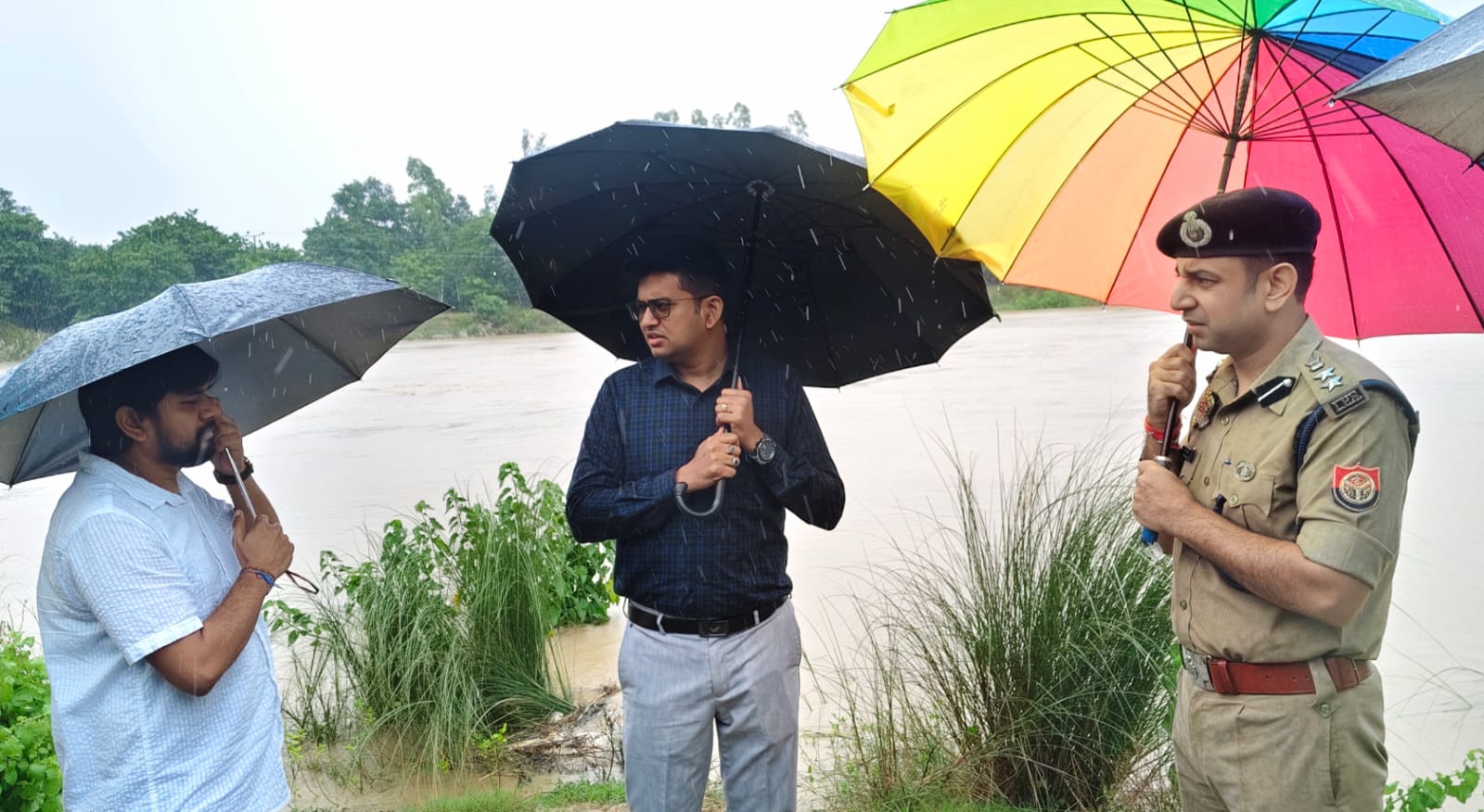 नदियों का जलस्तर बढ़ने पर डीएम और एसपी ने संभाला मोर्चा, बांसी में राप्ती और ककरही में बूढ़ी राप्ती का किया निरीक्षण
