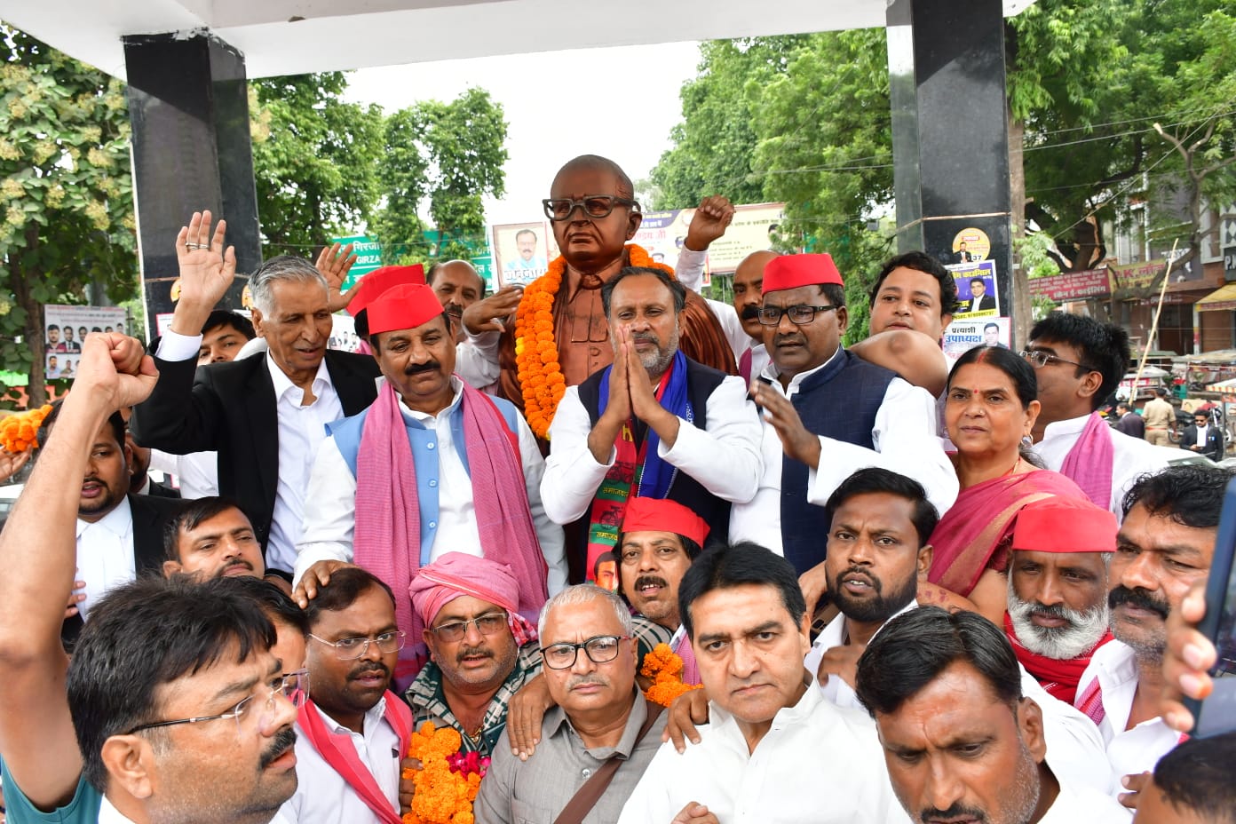 अंबेडकर, लोहिया और सरदार पटेल की प्रतिमाओं पर माल्यार्पण कर किया नमन जार्ज टाउन स्थित पार्टी कार्यालय में उमड़े नेता और कार्यकर्ता