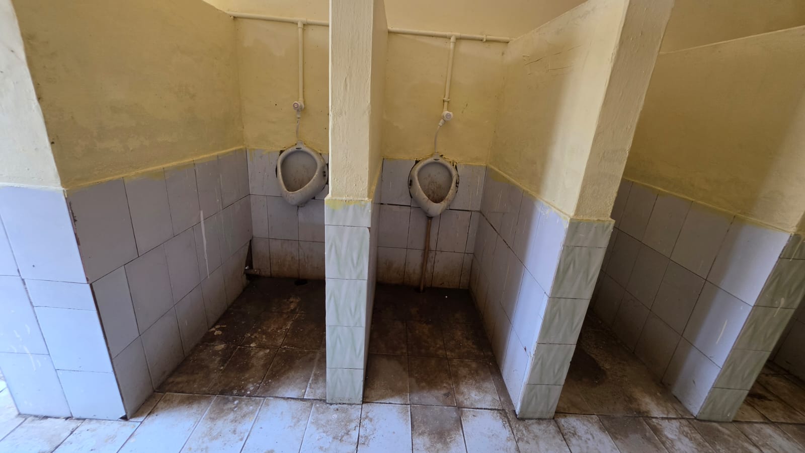 कौंधियारा ब्लाक में स्वच्छता अभियान की खुली पोल, शौचालय बना गंदगी का अड्डा