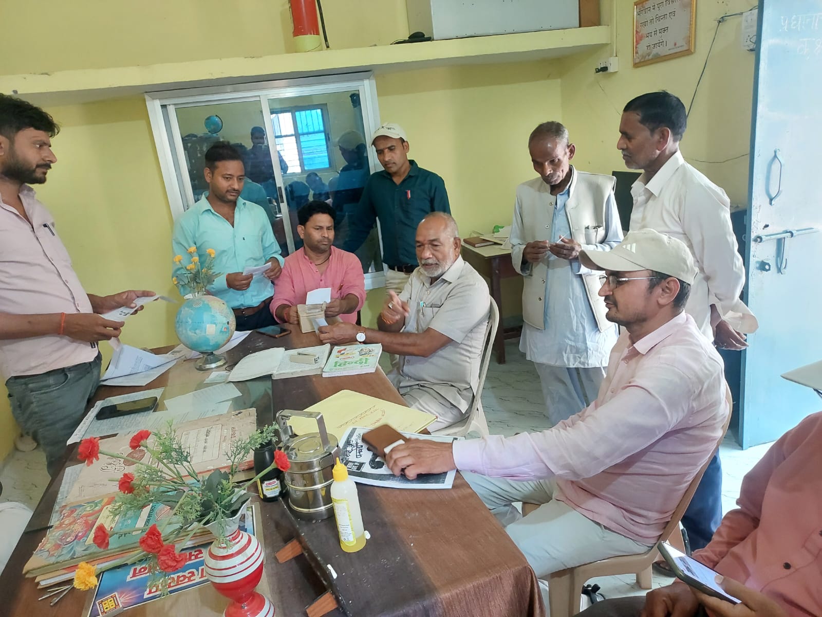 स्नातक मतदाताओं के बीच पहुंचे शिवशंकर पटेल के समर्थक, अधिकारों और समस्याओं को लेकर किया जनसंपर्क देवेन्द्र पटेल और राकेश कुशवाहा बड़ागांव ने संभाली जनसंपर्क की कमान, स्नातक मतदाताओं से की समर्थन की अपील