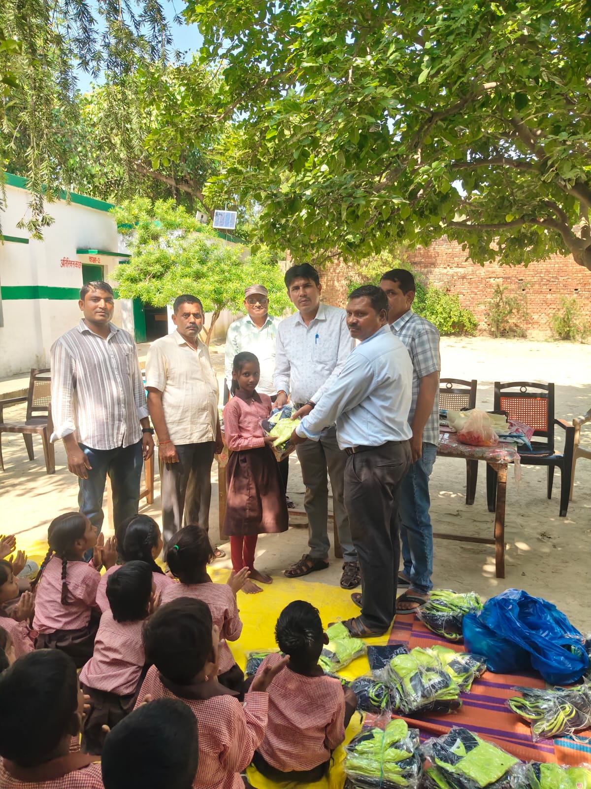 प्राथमिक विद्यालय अवसानगंज में बच्चों को निःशुल्क स्पोर्ट्स ड्रेस वितरित प्रधानाध्यापक कंधई लाल यादव के प्रयास से बच्चों को मिली खेल पोशाक, चेहरे खिले