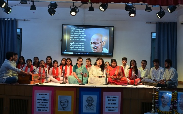 गांधी और शास्त्री के आदर्शों को जीवन में अपनाएं रू डॉ. कृष्णा गुप्ता लोगों की अच्छाइयों को ग्रहण करें बच्चे रू अल्पना डे एमपीवीएम में गांधी जयंती एवं शास्त्री जयंती पर विविध आयोजन