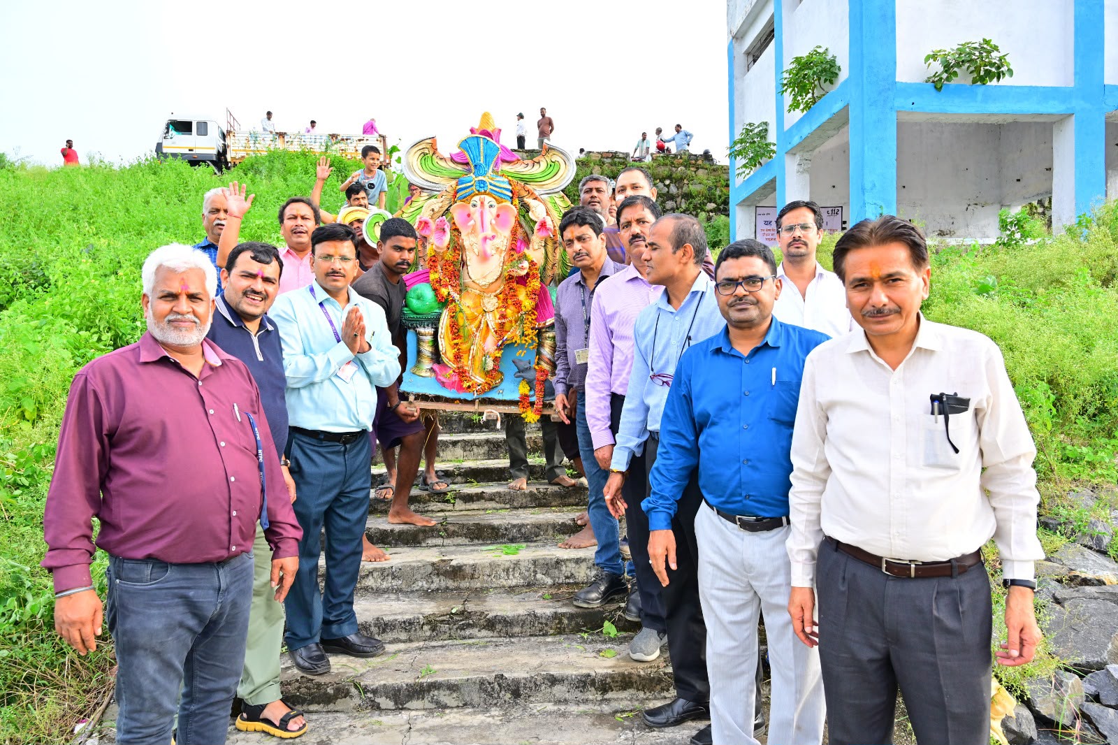 गणपति महाराज की भव्य शोभायात्रा के साथ हुआ विसर्जन