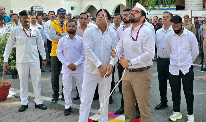 गांधी-शास्त्री जयंती पर डीएम ने सफाई कर्मचारियों संग किया ध्वजारोहण शहीद की पत्नी, प्रतियोगिताओं के विजेता बच्चों और क्षय रोगियों को किया सम्मानित