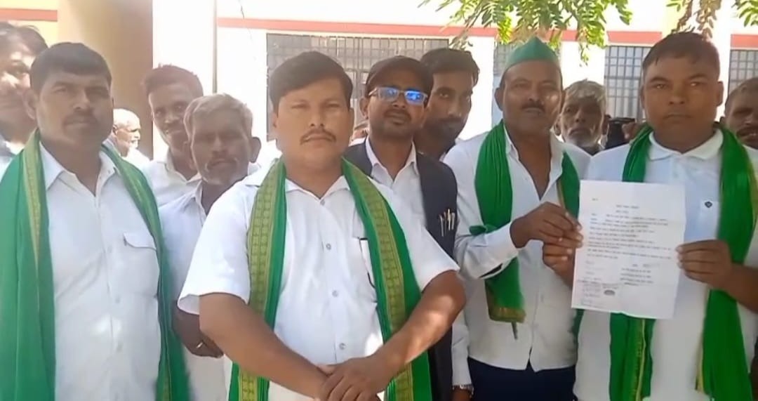 वरात्रि से पहले बिजली व्यवस्था दुरुस्त कराने की ग्रामीणों ने की मांग - समस्या दूर न होने पर सड़क पर पूजा की दी चेतावनी