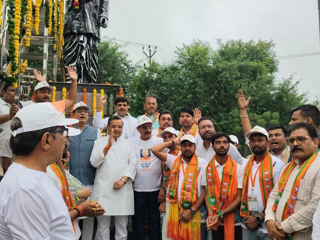झमाझम बारिश के बीच गूंजा सेवा का संकल्प, झांसी में गर्मजोशी से हुआ बाइक यात्रा का स्वागत   प्रधानमंत्री नरेंद्र मोदी ने किया वर्चुअल संवाद, युवाओं को दिलाया विकसित भारत का संकल्प