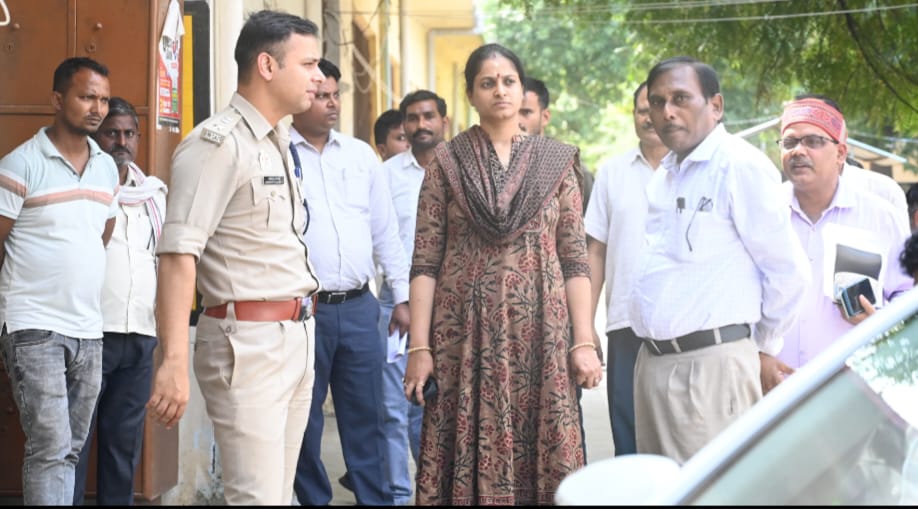 पेट परीक्षा केंद्रों का डीएम और एसपी ने किया निरीक्षण - 25 अक्टूबर से शुरू होगी परीक्षा, व्यवस्थाएं दुरुस्त रखने के निर्देश