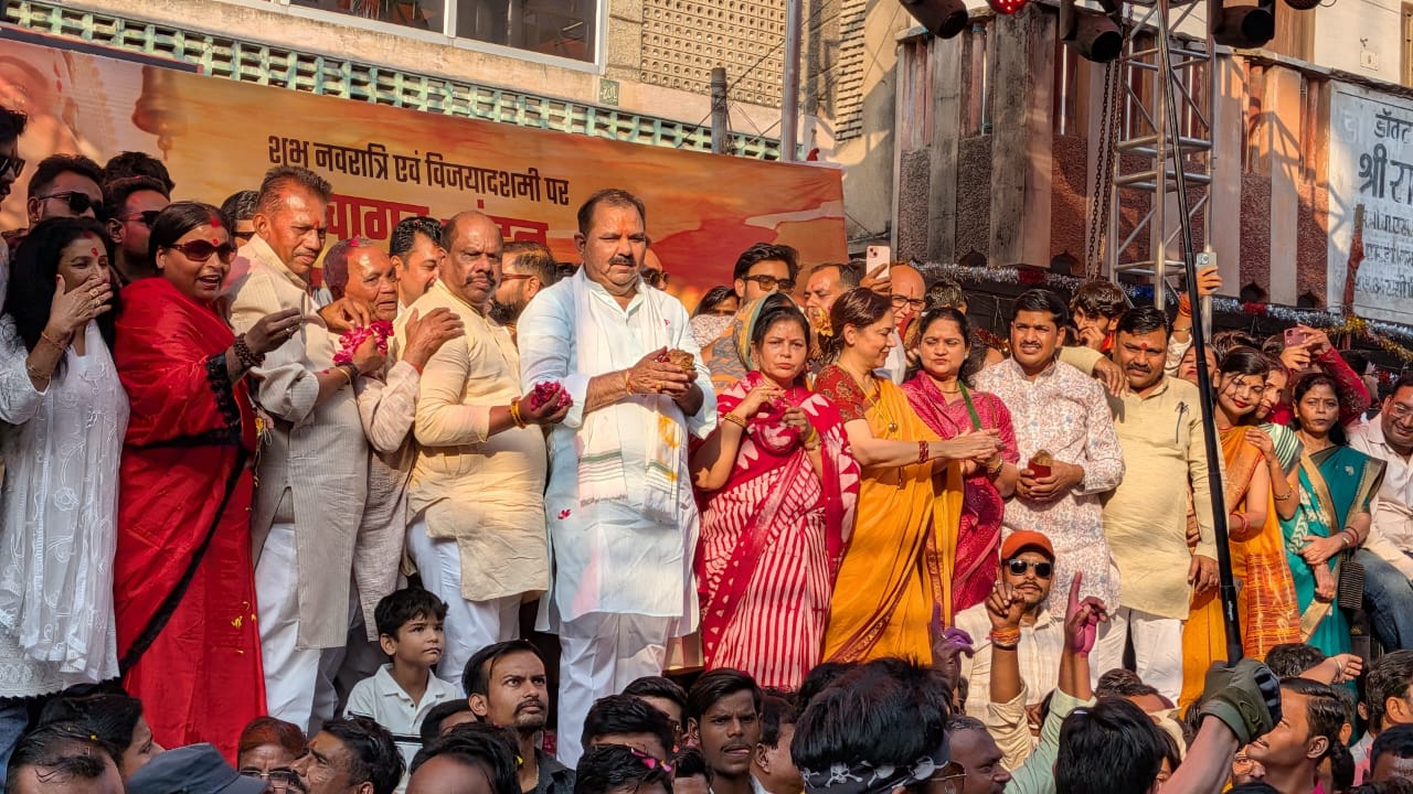 विधायक रवि शर्मा ने माँ दुर्गा की विदाई यात्रा पर की पुष्पवर्षा खटकयाना की माँ काली की प्रतिमा रही विशेष आकर्षण का केंद्र, जयकारों से गूंजा महानगर