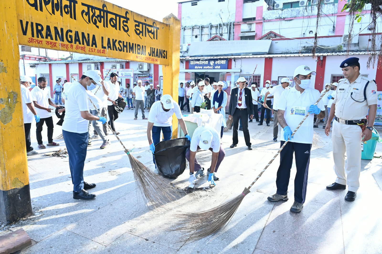 एक दिन, एक घंटा, एक साथ अभियान में रेलकर्मियों ने लिया स्वच्छता का संकल्प